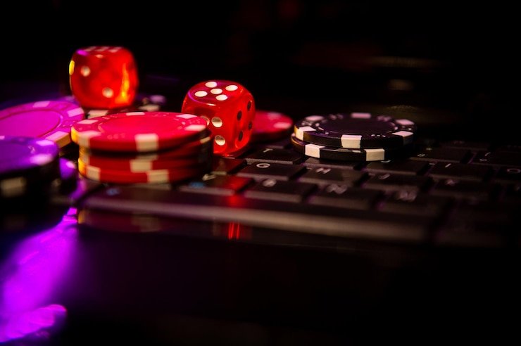 Studio live Sic Bo Dadu dengan dealer dan tiga dadu di platform bandarjitu